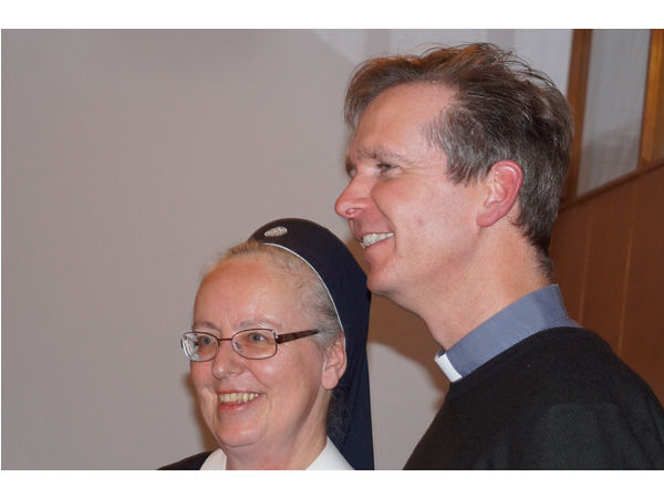 Sr. Isabell und Pfarrer Matthäi freuen sich